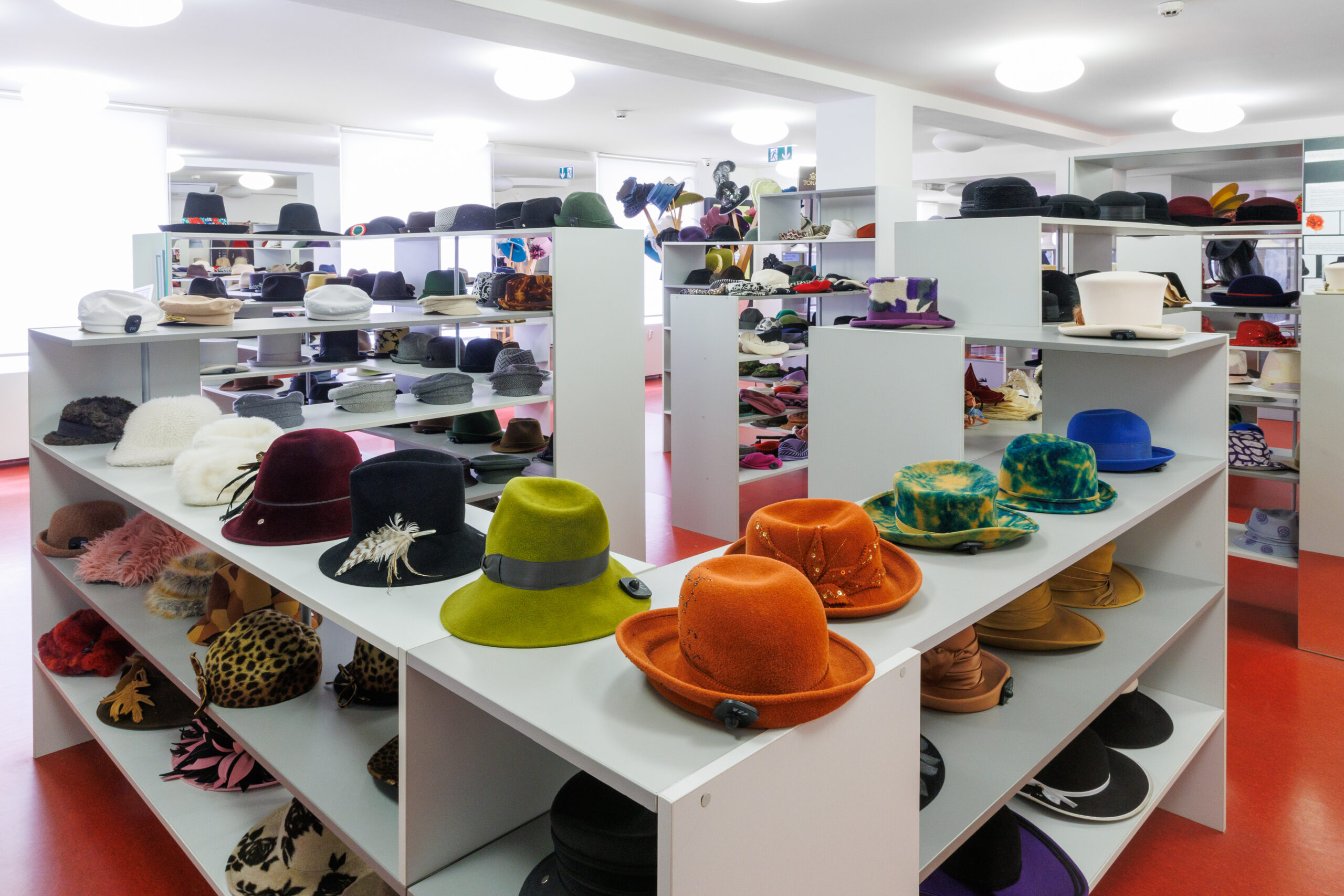 Nowy Jiczyn – wystawa kapeluszy