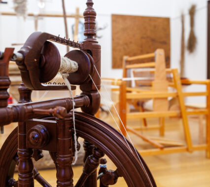 Den ve znamení vlny a pletení